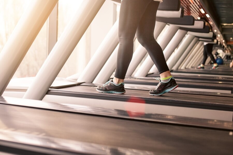 Cara Jalan Kaki di Atas Treadmill Agar Berat Badan Turun